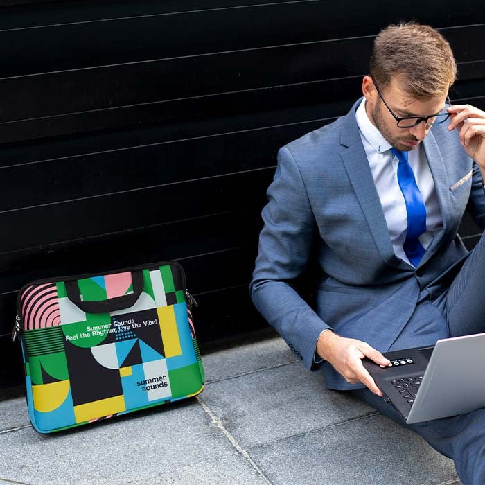 Colmar | Pochette pour ordinateur portable en néoprène sublimé avec fermeture à glissière et poche frontale.