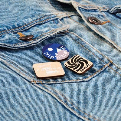 Corte | Épinglette en bois de forme rectangulaire