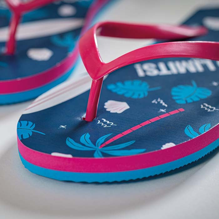 La Mongie | Tongs à double épaisseur : laissez vos empreintes de logo dans le sable.