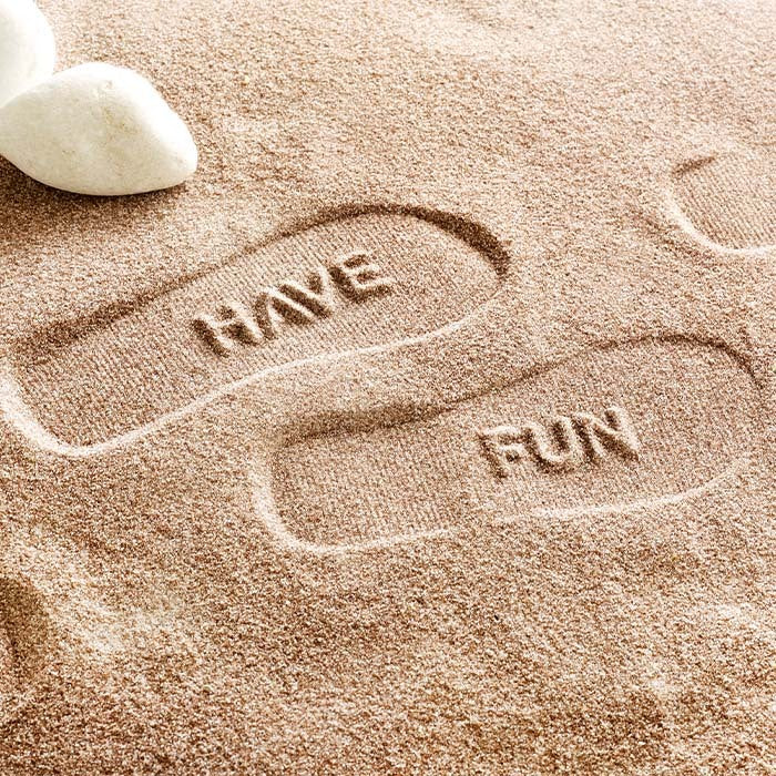 Cauterets | Tongs à triple épaisseur: laissez les empreintes de votre logo dans le sable.